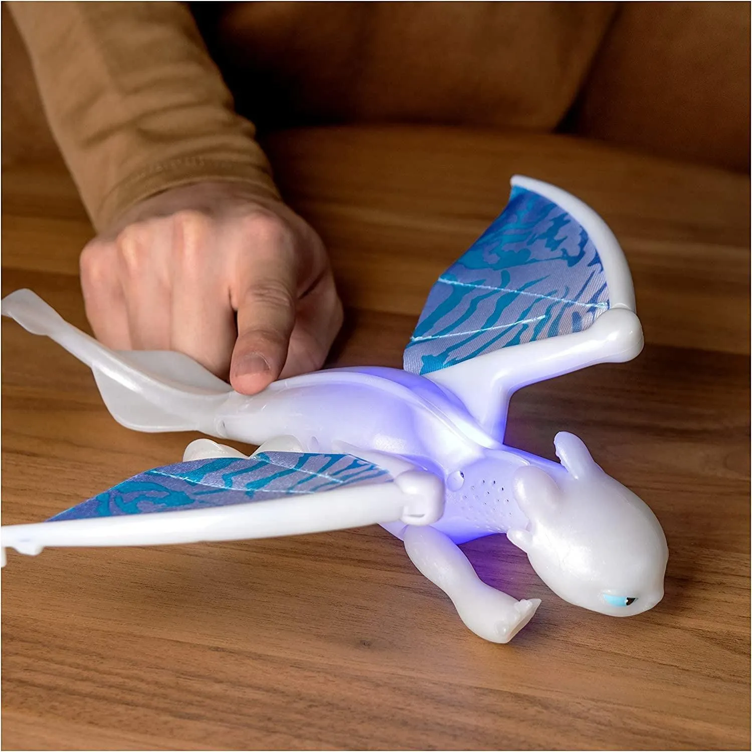 Dreamworks Dragons Lightfury Deluxe Dragon With Lights and Sounds How to train your dragon